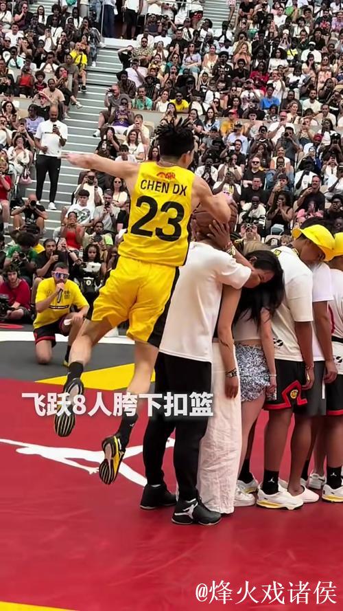 1米65篮球妖星上演高难度扣篮、二层楼干拔跳投 1米65篮球妖星上演高难度扣篮、二层楼干拔跳投